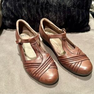 Earth Marietta Stellar Leather Mary Jane shoes T-strap & Pleating design Size 9M